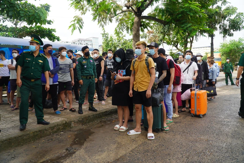 71 công dân được về nước sau bốn ngày bị tạm giữ ở cửa khẩu để điều tra, xác minh. Ảnh VT 71 công dân được về nước sau bốn ngày bị tạm giữ ở cửa khẩu để điều tra, xác minh. Ảnh VT