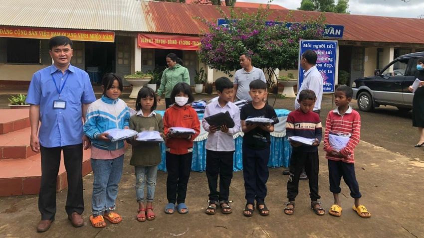 Ủy ban MTTQ Việt Nam huyện Đức Trọng thay mặt trao đồng phục cho học sinh nghèo. Ảnh: VT Ủy ban MTTQ Việt Nam huyện Đức Trọng thay mặt trao đồng phục cho học sinh nghèo. Ảnh: VT