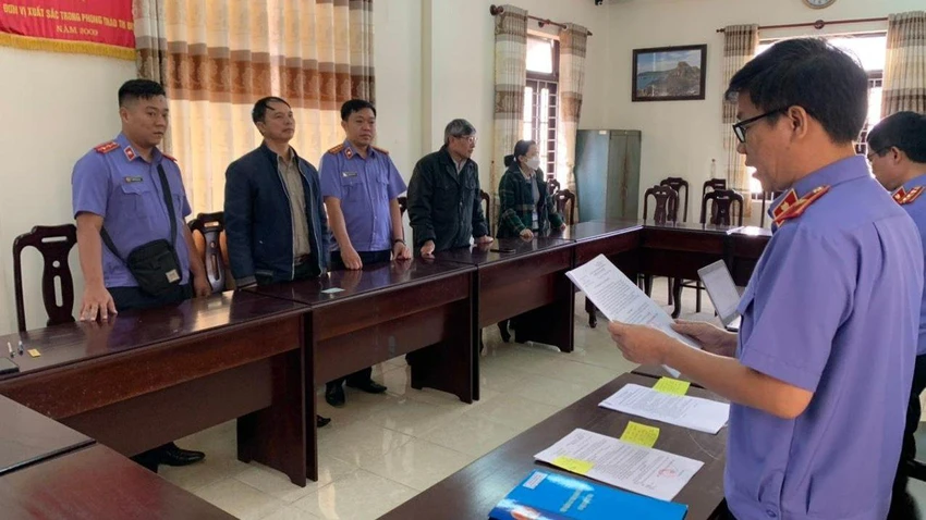 Cơ quan điều tra Viện Kiểm sát nhân dân tối cao đọc lệnh khởi tố ông Thiện. Ảnh CTV Cơ quan điều tra Viện Kiểm sát nhân dân tối cao đọc lệnh khởi tố ông Thiện. Ảnh CTV