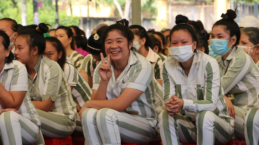 Phạm nhân nữ - Trại giam Xuân Lộc sôi nổi tham gia buổi giao lưu, nói chuyện chuyên đề kỷ niệm ngày Phụ nữ Việt Nam. Ảnh: VÕ TÙNG Phạm nhân nữ - Trại giam Xuân Lộc sôi nổi tham gia buổi giao lưu, nói chuyện chuyên đề kỷ niệm ngày Phụ nữ Việt Nam. Ảnh: VÕ TÙNG