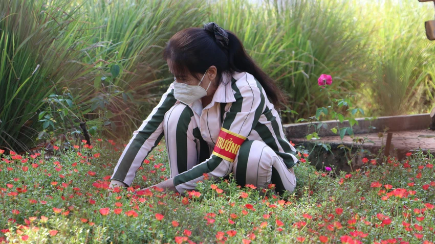 Trong quá trình lao động, cải tạo, nữ phạm nhân thường có nhiều tâm tư hướng về gia đình, con cái. Ảnh: VÕ TÙNG Trong quá trình lao động, cải tạo, nữ phạm nhân thường có nhiều tâm tư hướng về gia đình, con cái. Ảnh: VÕ TÙNG