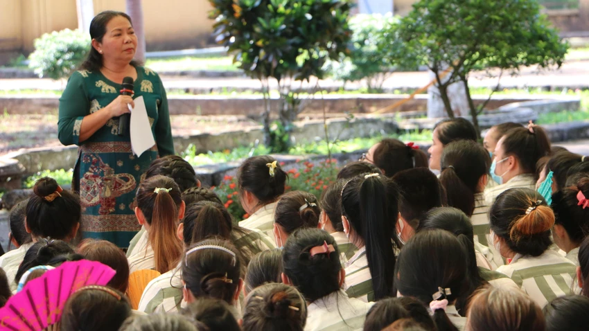 Giảng viên Đinh Thị Thu Trang - Nguyên Trưởng khoa Dân vận Trường Cán bộ TP.HCM nhiều lần tham dự, chia sẻ với phạm nhân nữ Trại giam Xuân Lộc. Ảnh: VÕ TÙNG Giảng viên Đinh Thị Thu Trang - Nguyên Trưởng khoa Dân vận Trường Cán bộ TP.HCM nhiều lần tham dự, chia sẻ với phạm nhân nữ Trại giam Xuân Lộc. Ảnh: VÕ TÙNG