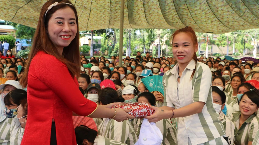 Trong màu áo ấy, họ càng khát khao và chuẩn bị cho ngày hòa nhập... ảnh 2 Trong màu áo ấy, họ càng khát khao và chuẩn bị cho ngày hòa nhập... ảnh 2