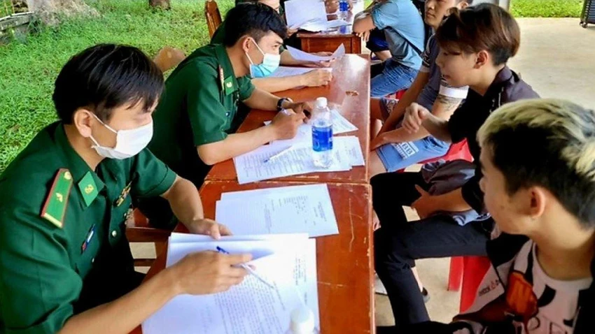 Các công dân đang hoàn tất các thủ tục trước khi được cho về địa phương. Ảnh BĐBP Các công dân đang hoàn tất các thủ tục trước khi được cho về địa phương. Ảnh BĐBP