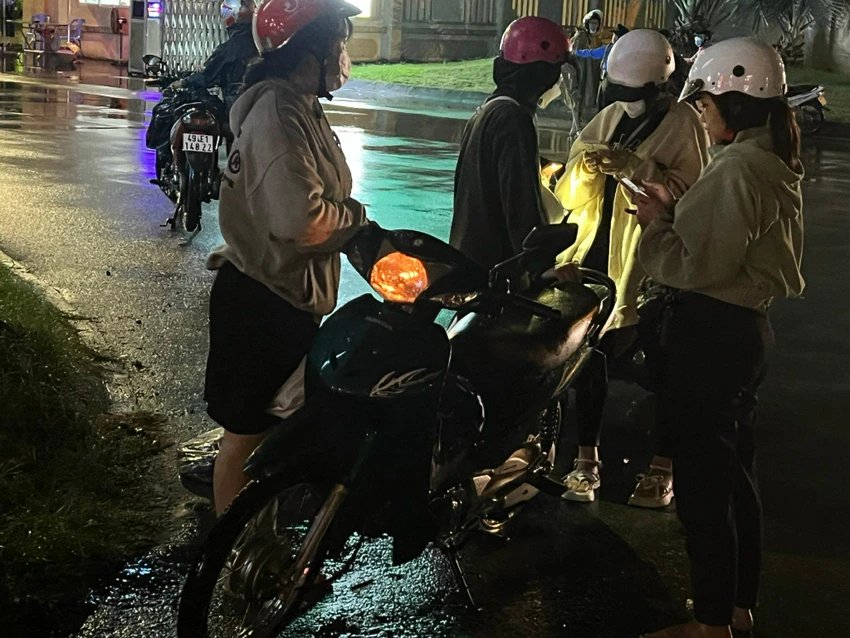 Nhiều thanh niên gọi người trợ giúp vì xe chết máy giữa đường. Ảnh VÕ TÙNG Nhiều thanh niên gọi người trợ giúp vì xe chết máy giữa đường. Ảnh VÕ TÙNG