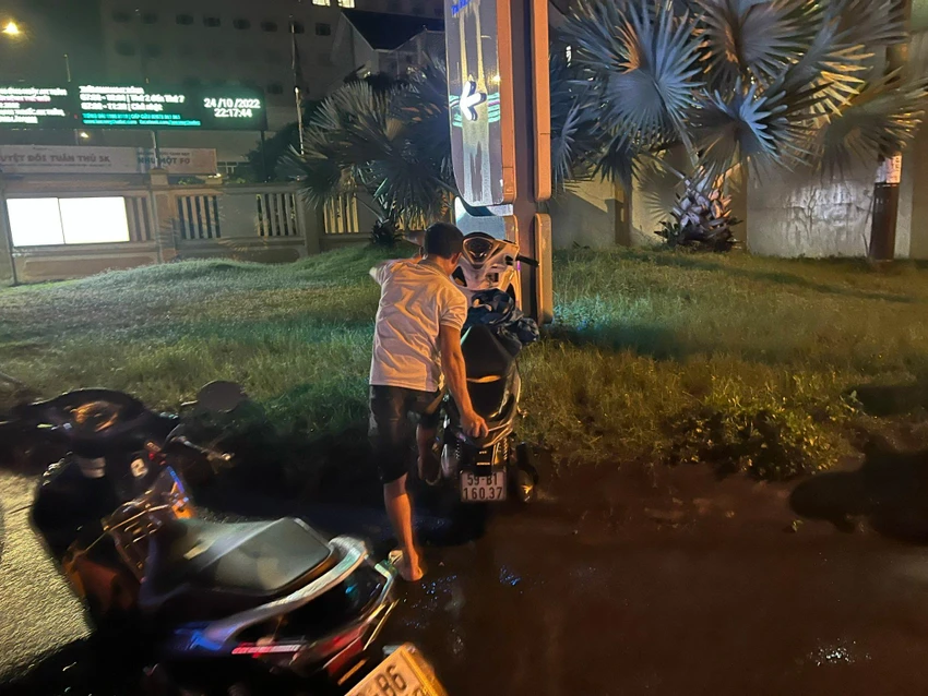 Đẩy ngược xe để dốc nước ra khỏi ống pô. Ảnh VÕ TÙNG Đẩy ngược xe để dốc nước ra khỏi ống pô. Ảnh VÕ TÙNG