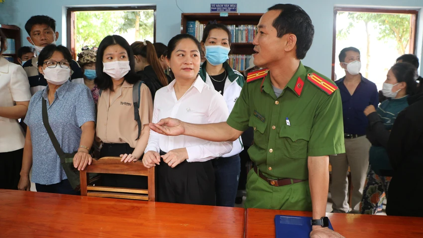 Thăm nhà văn hóa, nơi phạm nhân học tập, đọc sách ngoài thời gian lao động, cải tạo. Ảnh: VÕ TÙNG Thăm nhà văn hóa, nơi phạm nhân học tập, đọc sách ngoài thời gian lao động, cải tạo. Ảnh: VÕ TÙNG