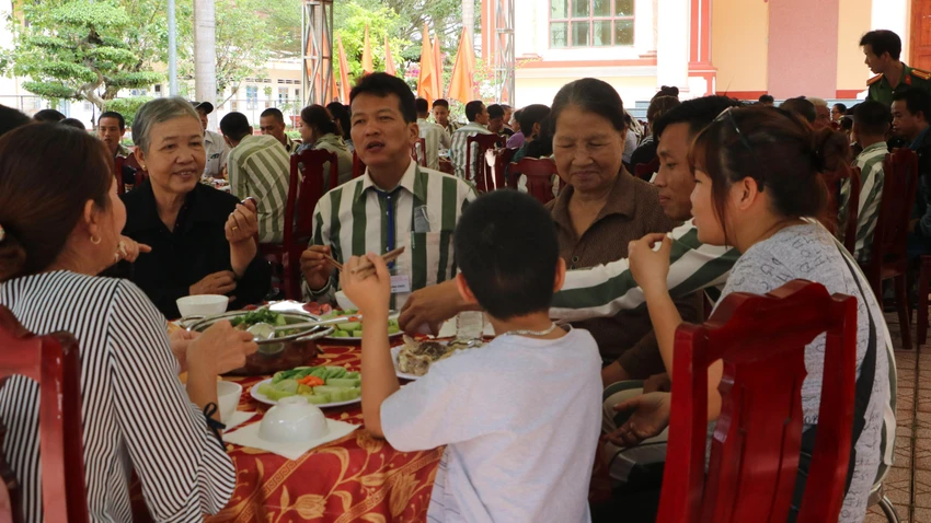 Bữa cơm sum họp là niềm hạnh phúc, giúp các phạm nhân có thêm động lực trong lao động, học tập để sớm có cơ hội tái hòa nhập cộng đồng. Ảnh: VÕ TÙNG Bữa cơm sum họp là niềm hạnh phúc, giúp các phạm nhân có thêm động lực trong lao động, học tập để sớm có cơ hội tái hòa nhập cộng đồng. Ảnh: VÕ TÙNG
