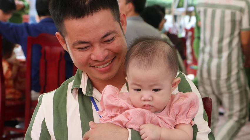 Dù ai đó từng nói, một khi lương tâm đã rách thì cuộc sống khó lành lặn. Nhưng với nhiều phạm nhân, việc chịu trách nhiệm thi hành bản án mà pháp luật đã nghiêm khắc tuyên phạt cũng là một cơ hội để nhìn lại mình, rèn dũa cho một cuộc sống đẹp hơn ở ngày mai, ở ngoài cánh cổng trại giam. Ảnh: VÕ TÙNG Dù ai đó từng nói, một khi lương tâm đã rách thì cuộc sống khó lành lặn. Nhưng với nhiều phạm nhân, việc chịu trách nhiệm thi hành bản án mà pháp luật đã nghiêm khắc tuyên phạt cũng là một cơ hội để nhìn lại mình, rèn dũa cho một cuộc sống đẹp hơn ở ngày mai, ở ngoài cánh cổng trại giam. Ảnh: VÕ TÙNG