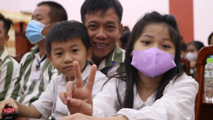 Nếu những lần gặp mặt trước đó, thân nhân và phạm nhân gặp mặt qua điện thoại thì nay, họ được gặp trực tiếp, trò chuyện và ăn cơm cùng nhau. Ảnh: VÕ TÙNG Nếu những lần gặp mặt trước đó, thân nhân và phạm nhân gặp mặt qua điện thoại thì nay, họ được gặp trực tiếp, trò chuyện và ăn cơm cùng nhau. Ảnh: VÕ TÙNG