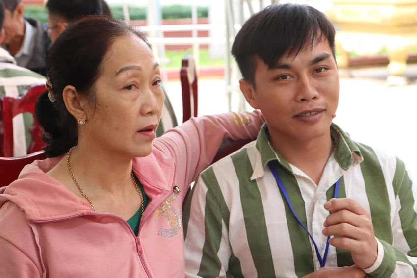 “Giữ gìn sức khỏe, ráng cải tạo tốt để sớm về với mẹ nghe con” là lời người mẹ nói với con trai trót dại của mình. Ảnh VÕ TÙNG “Giữ gìn sức khỏe, ráng cải tạo tốt để sớm về với mẹ nghe con” là lời người mẹ nói với con trai trót dại của mình. Ảnh VÕ TÙNG