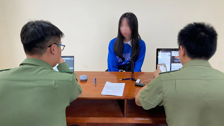 Chủ tài khoản Tiktok “Bonghanna0405” làm việc với công an. Ảnh CACC Chủ tài khoản Tiktok “Bonghanna0405” làm việc với công an. Ảnh CACC