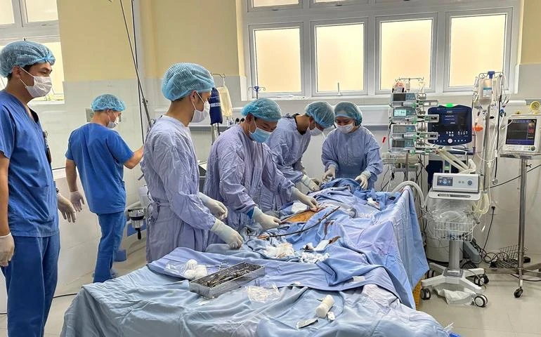 Lần đầu tiên Bệnh viện Đa khoa Lâm Đồng sử dụng phương pháp ECMO cứu sống bệnh nhân nguy kịch. Ảnh BVLĐ