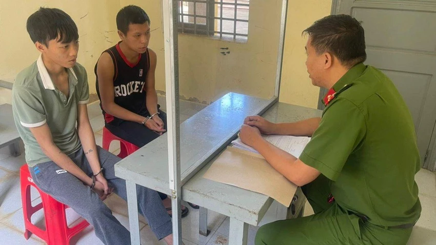 Hai thanh niên cướp tài sản của xe ôm. Ảnh: TIẾN DŨNG Hai thanh niên cướp tài sản của xe ôm ở Lâm Đồng