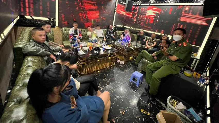 Cả 16 thanh niên đều dương tính với ma túy. Ảnh: CA Cả 16 thanh niên đều dương tính với ma túy. Ảnh: CA