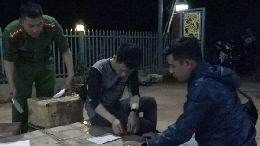 Công an đang niêm phong tang vật vụ án. Ảnh: ĐỨC HUY Công an đang niêm phong tang vật vụ án. Ảnh: ĐỨC HUY