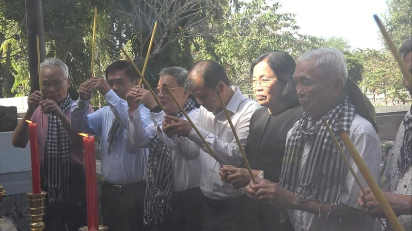 Riêng Khu tưởng niệm liệt sĩ ngành giáo dục nằm trên đồi 82 của nghĩa trang liệt sĩ Tân Biên, Tây Ninh được xây dựng từ năm 1994. Đến năm 2004 và những năm tiếp theo, Bộ GD&ĐT và Công đoàn Giáo dục Việt Nam đã tổ chức tôn tạo khu tưởng niệm thêm khang trang từ sự đóng góp của đội ngũ thầy cô giáo và học sinh, sinh viên trong cả nước. Ảnh VĐ tuong-niem-nha-giao-hi-sinh-o-tay-ninh
