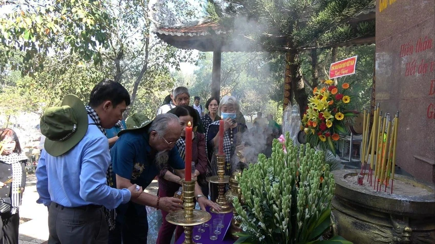 Tại nơi trường đứng chân trong kháng chiến, các cựu giáo sinh, giáo viên đã dâng hương tưởng niệm các đồng nghiệp đã nằm xuống vì sự nghiệp giáo dục - chống giặc ngoại xâm. Đồng thời cùng nhau ôn lại kỷ niệm những năm tháng đáng nhớ nhất trong sự nghiệp "trồng người" của mình. Ảnh: VĐ Đồi liệt sĩ 82 tây ninh