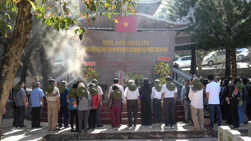 Điểm đến đầu tiên của những chiến sĩ - nhà giáo năm xưa là Nhà bia trường Sư phạm Cấp II miền Nam Việt Nam ở xã Tân Bình, huyện Tân Biên. Ảnh: VĐ Nhà bia trường Sư phạm Cấp II miền Nam Việt Nam ở xã Tân Bình, huyện Tân Biên