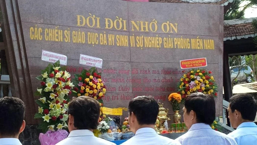 Trong đó, Nhà bia trường Sư phạm Cấp II miền Nam Việt Nam được thầy và trò trường cấp II miền Nam (trước đây) và trường Đại học Sài Gòn (ngày nay) đồng tâm xây dựng năm 2012. Ảnh VĐ tuong-niem-nha-giao-hi-sinh