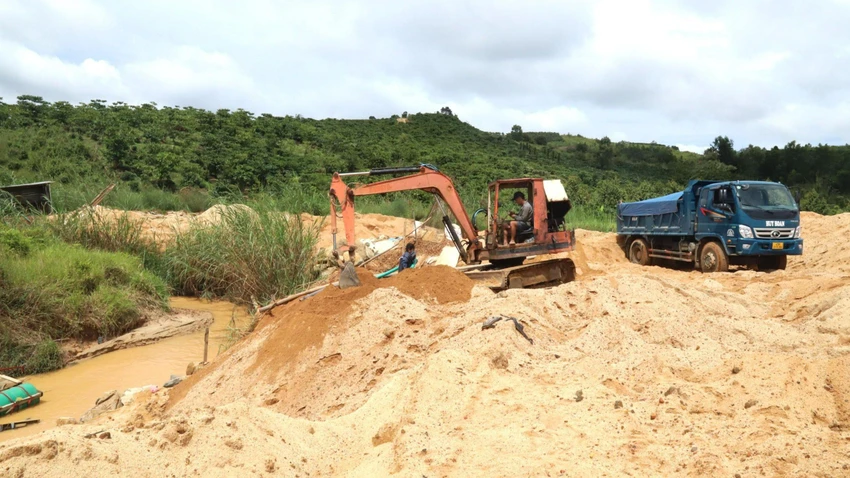 Việc khai thác khoáng sản các loại ven suối Đại Lào có thể là nguyên nhân dẫn đến dòng suối bị ô nhiễm. Ảnh: VT