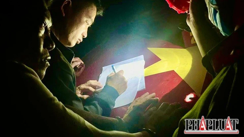 "Bi Phẩm" (ngoài cùng, bên trái) bị bắt giữ sau khi lái xe bỏ chạy hàng chục cây số. Ảnh: VT "Bi Phẩm" (ngoài cùng, bên trái) bị bắt giữ sau khi lái xe bỏ chạy hàng chục cây số. Ảnh: VT