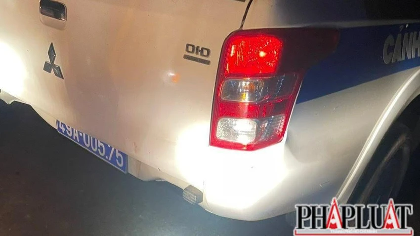 Xe chuyên dụng của CSGT bị hư hỏng khi "Bi Phẩm" cố tình lùi xe tông vào. Ảnh: VT Xe chuyên dụng của CSGT bị hư hỏng khi "Bi Phẩm" cố tình lùi xe tông vào. Ảnh: VT