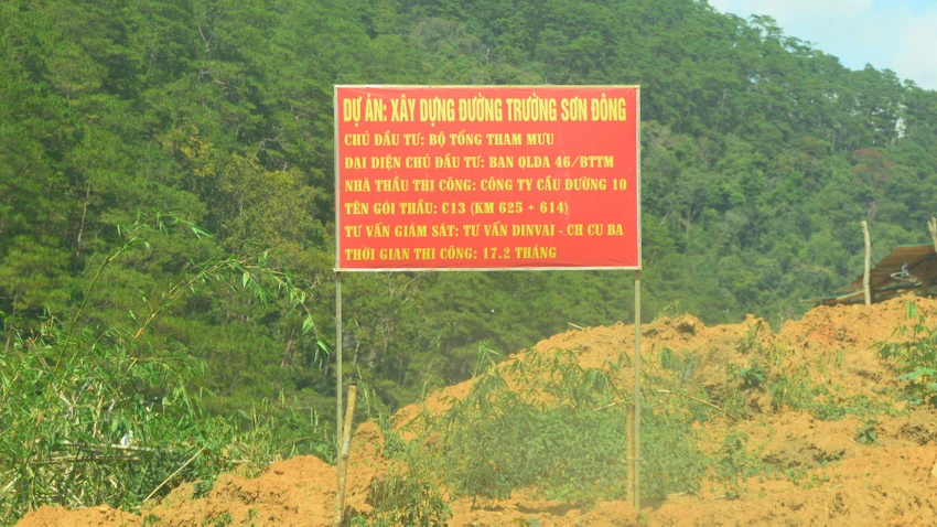 Khu vực thi công đường Trường Sơn Đông. Ảnh: VT Khu vực thi công đường Trường Sơn Đông. Ảnh: VT