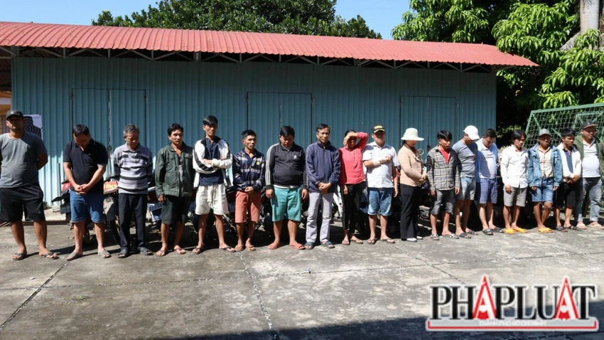 Hàng chục con bạc đá gà cựa sắt ăn tiền. Ảnh: VÕ TÙNG
