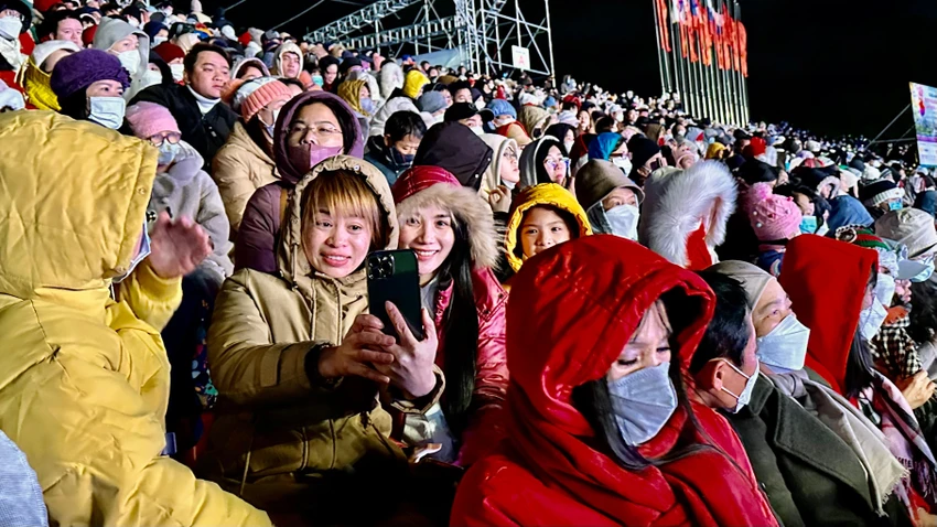 Có khoảng 12 ngàn người dân và du khách tham dự lễ khai mạc Festival Hoa Đà Lạt tại sân khấu Quảng trường Lâm Viên. Ảnh: VÕ TÙNG