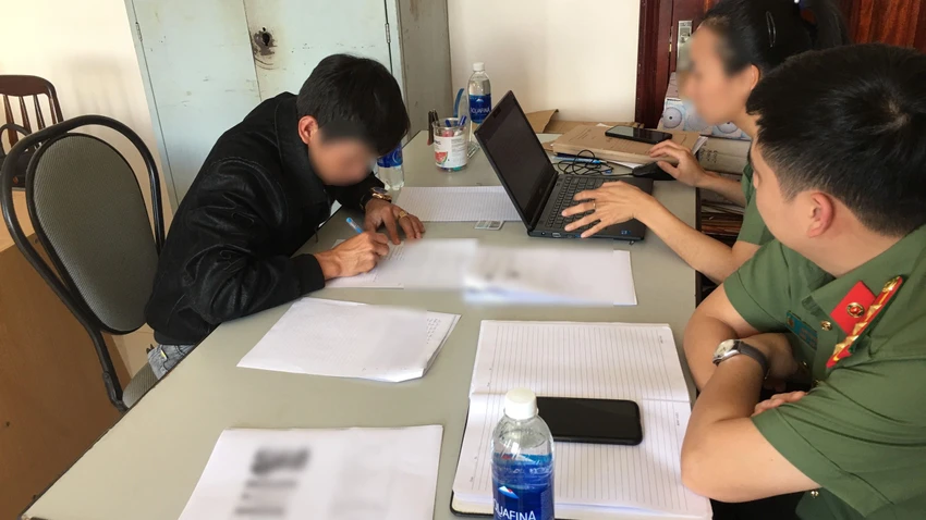 Ông T. bị phạt 5 triệu vì bình luận thiếu suy nghĩ của mình. Ảnh: CA Ông T. bị phạt 5 triệu vì bình luận thiếu suy nghĩ của mình. Ảnh: CA