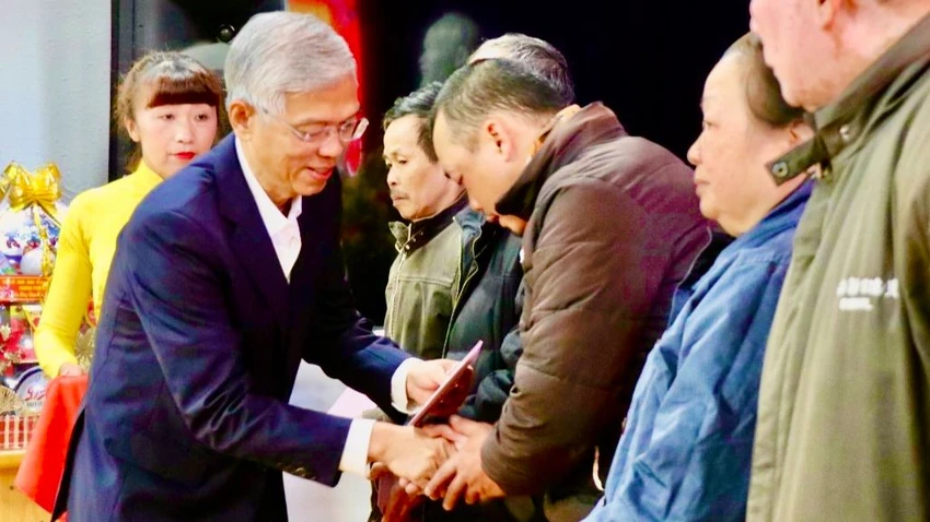 Phó Chủ tịch UBND Thành phố Hồ Chí Minh tặng quà cho gia đình có công với cách mạng ở tỉnh Lâm Đồng. Ảnh: VT