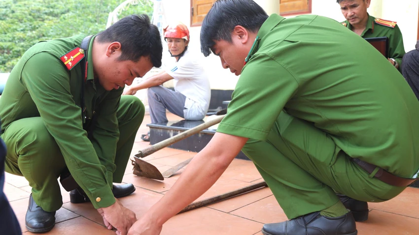 Công an thu giữ công cụ gây án của ông Dạo. Ảnh: VT Công an thu giữ công cụ gây án của ông Dạo. Ảnh: VT