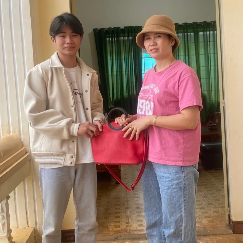 Tuấn Anh trao trả chiếc túi xách cùng số tiền 80 triệu cho chị Lương. Ảnh: VT Tuấn Anh trao trả chiếc túi xách cùng số tiền 80 triệu cho chị Lương. Ảnh: VT