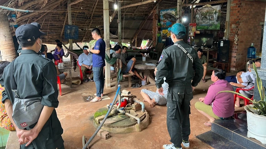 Hiện trường vụ đánh bạc công an vừa triệt xóa. Ảnh: VÕ TÙNG Hiện trường vụ đánh bạc công an vừa triệt xóa. Ảnh: VÕ TÙNG