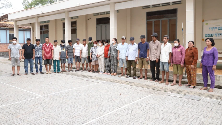 23 con bạc bị bắt giữ. Ảnh: VÕ TÙNG 23 con bạc bị bắt giữ. Ảnh: VÕ TÙNG