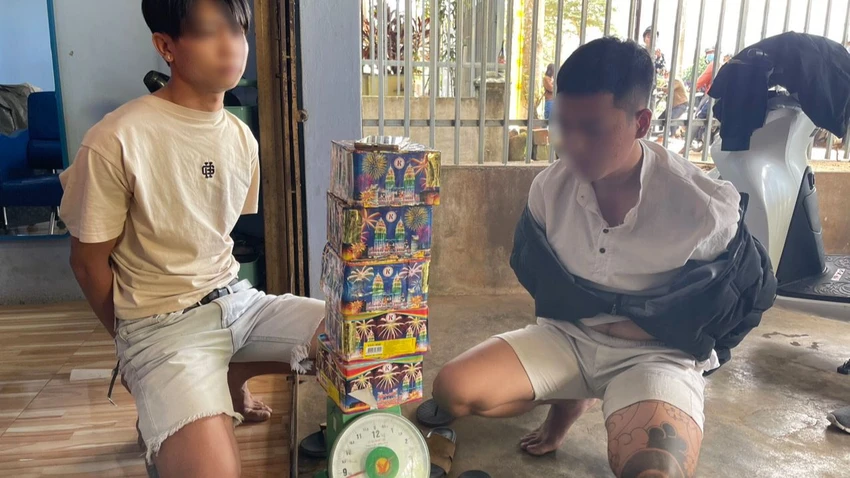 Nhiều thanh niên sử dụng mạng xã hội để giao dịch pháo hoa. Ảnh: CACC Nhiều thanh niên sử dụng mạng xã hội để giao dịch pháo hoa. Ảnh: CACC