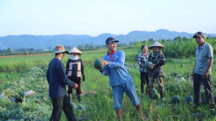Năm nay nông dân huyện Đạ Tẻh trồng 208 ha từ diện tích chuyển đổi cơ cấu cây trồng mùa vụ từ đất trồng lúa. Với năng suất bình quân khoảng 40 tấn/ha, nông dân Đạ tẻh thu hoạch khoảng 10 ngàn tấn dưa hấu. Năm nay nông dân huyện Đạ Tẻh trồng 208 ha từ diện tích chuyển đổi cơ cấu cây trồng mùa vụ từ đất trồng lúa. Với năng suất bình quân khoảng 40 tấn/ha, nông dân Đạ tẻh thu hoạch khoảng 10 ngàn tấn dưa hấu.