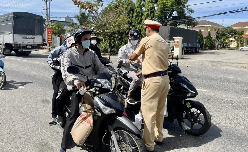 Hàng ngàn người dân tỉnh Lâm Đồng được hỗ trợ trên đường về địa phương sau một năm làm ăn xa xứ. Ảnh: VÕ TÙNG