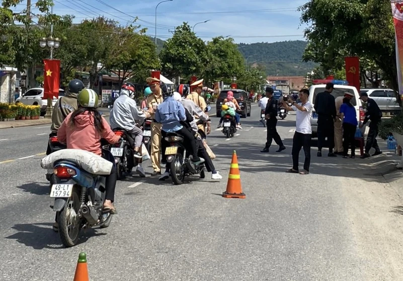 Hàng ngàn người dân tỉnh Lâm Đồng làm ăn, sinh sống ở địa phương khác về quê đón tết. Ảnh: VÕ TÙNG