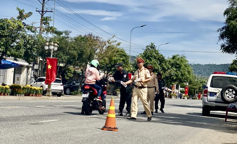 CSGT tỉnh Lâm Đồng lập điểm phát nước, khăn ngay đầu cửa ngõ vào địa phương này.