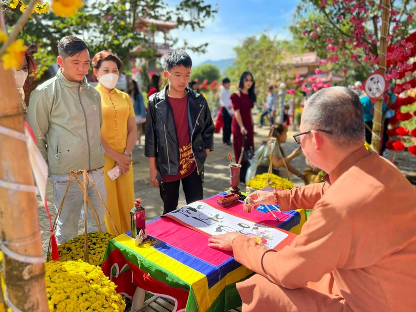 Người dân xin chữ cầu an tại phố ông đồ ở TP Bảo Lộc. Ảnh: VT Người dân xin chữ cầu an tại phố ông đồ ở TP Bảo Lộc. Ảnh: VT