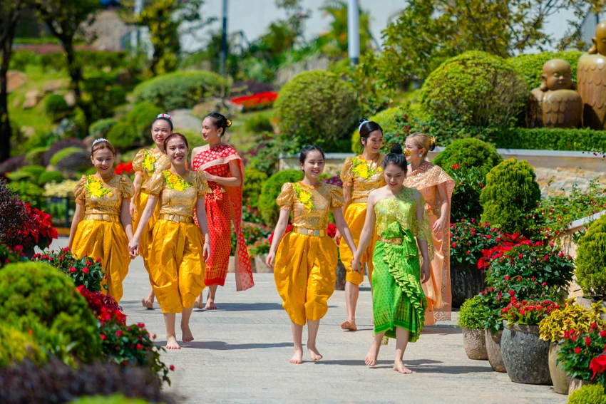 Rực rỡ sắc màu lễ hội.
