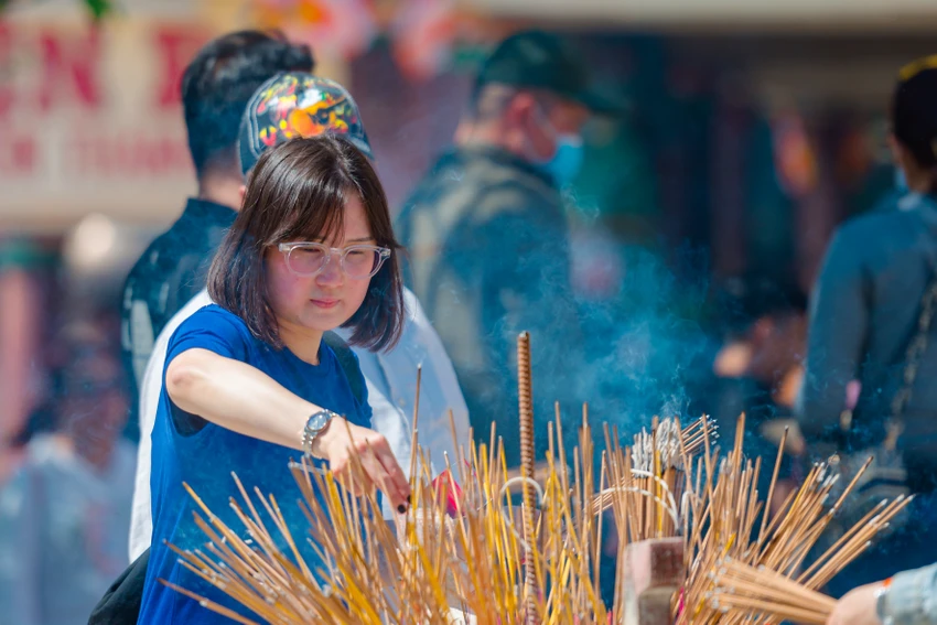Trong không gian linh thiêng, du khách thắp hương cầu bình an cho người thân yêu.