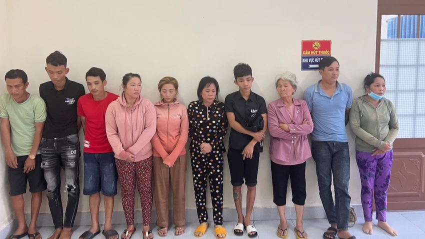 Cùng bị bắt giữ với Sa và Nhớ còn có 6 con bạc khác. Ảnh: VÕ TÙNG