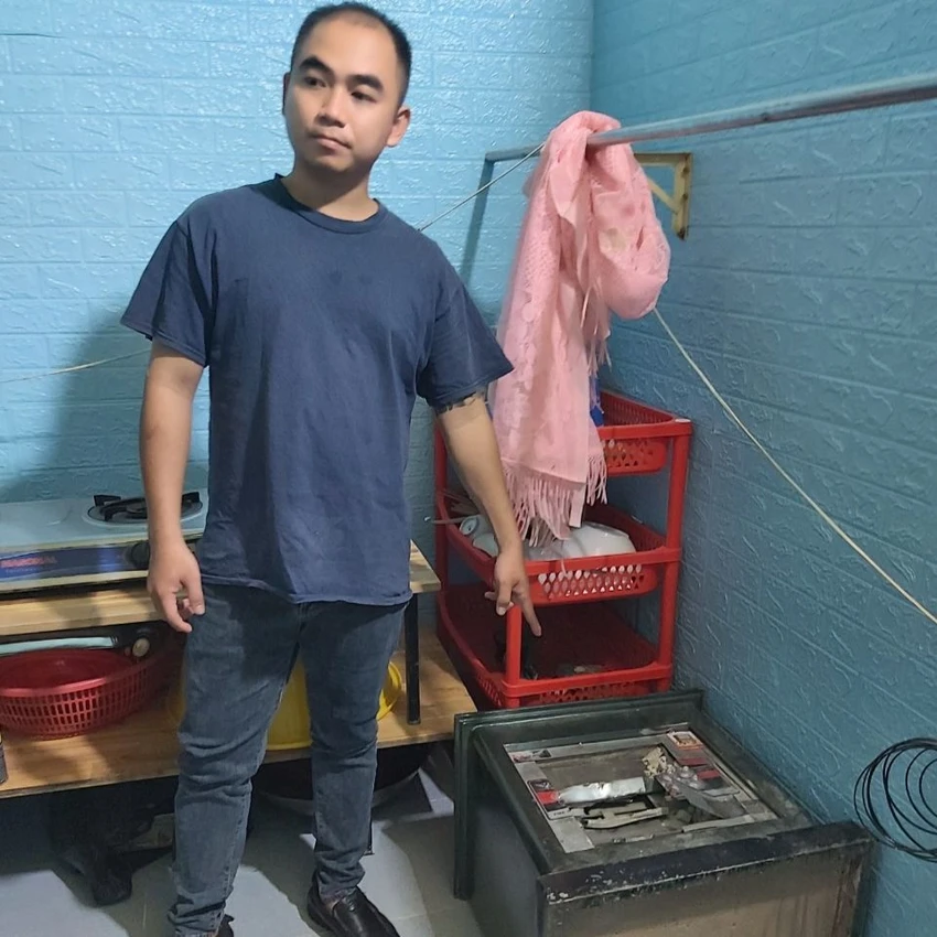 Kiệt bị bắt giữ cùng két sắt. Ảnh: VÕ TÙNG Kiệt bị bắt giữ cùng két sắt. Ảnh: VÕ TÙNG