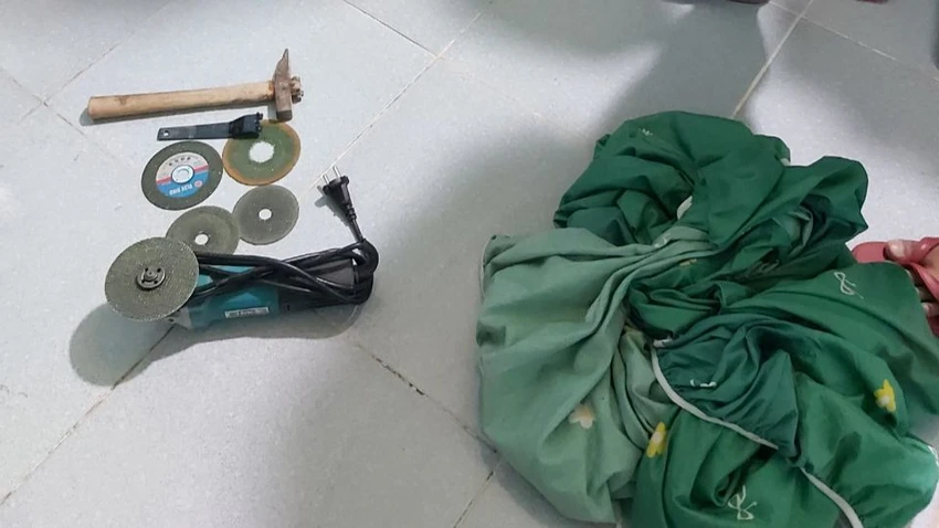 Dụng cụ Kiệt dùng để phá két sắt. Ảnh: VÕ TÙNG Dụng cụ Kiệt dùng để phá két sắt. Ảnh: VÕ TÙNG
