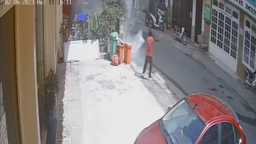 Người dân dùng bình chữa cháy dập lửa nhưng đã muộn. Ảnh: Cắt từ clip Người dân dùng bình chữa cháy dập lửa nhưng đã muộn. Ảnh: Cắt từ clip