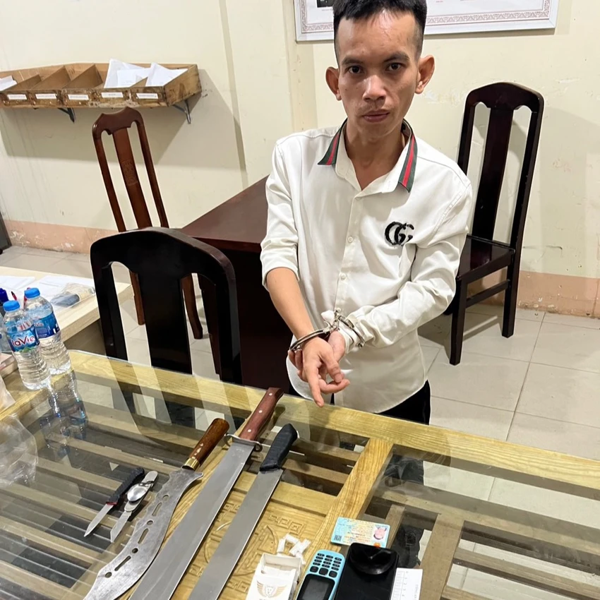 Ngoài ma túy, công an thu giữ nhiều hung khí. Ảnh: VÕ TÙNG Ngoài ma túy, công an thu giữ nhiều hung khí. Ảnh: VÕ TÙNG