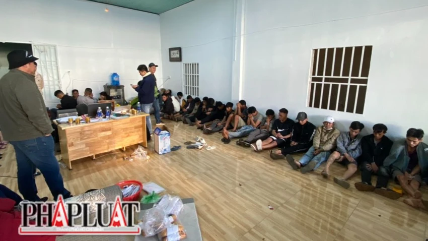 Công an huyện Bảo Lâm triệt phá sòng bạc sau nhiều ngày mật phục. Ảnh: TIẾN DŨNG Công an huyện Bảo Lâm triệt phá sòng bạc sau nhiều ngày mật phục. Ảnh: TIẾN DŨNG